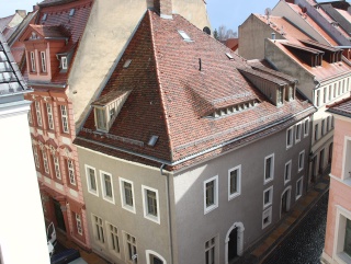 Halbwalm-Dach mit Gauben und Hecht über 3-Zonen-Fassade